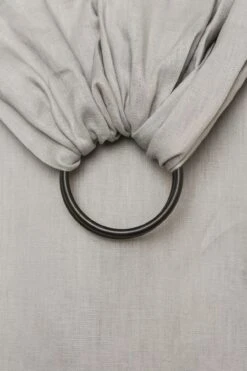 Ring Sling Tragetuch "ASH" In Hellgrau Mit Schwarzen Ringen 9 Ring Sling Tragetuch "ASH" In Hellgrau Mit Schwarzen Ringen -Babyprodukte hanschenklein ring sling tragetuch ash in hellgrau mit schwarzen ringen 2