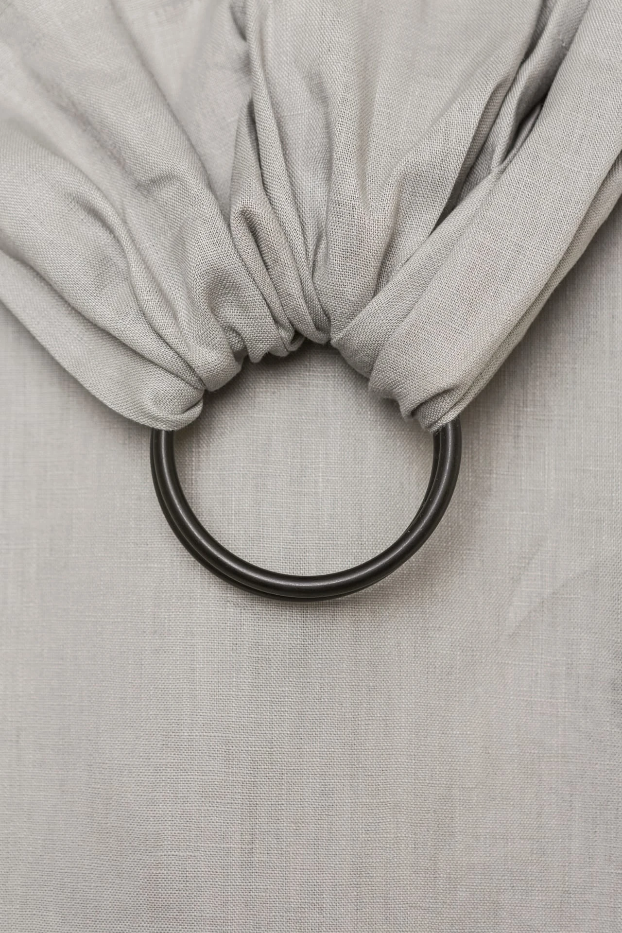 Ring Sling Tragetuch "ASH" In Hellgrau Mit Schwarzen Ringen 5 Ring Sling Tragetuch "ASH" In Hellgrau Mit Schwarzen Ringen – Bild 3