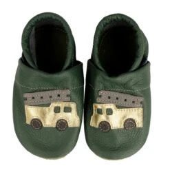 Krabbelschuhe / Lederpuschen Mit Feuerwehr In Grün / Gold -Babyprodukte pantau its a small world krabbelschuhe lederpuschen mit feuerwehr in grun gold 1