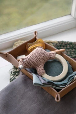 Sebra Häkel-Rassel Auf Holzring, Woody Der Bär -Babyprodukte sebra hakel rassel auf holzring woody der bar 1