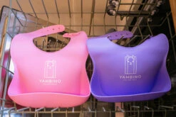 1er Set: Babylätzchen Mit Haltegurt In Lila -Babyprodukte yambino 1er set babylatzchen mit haltegurt in lila 2